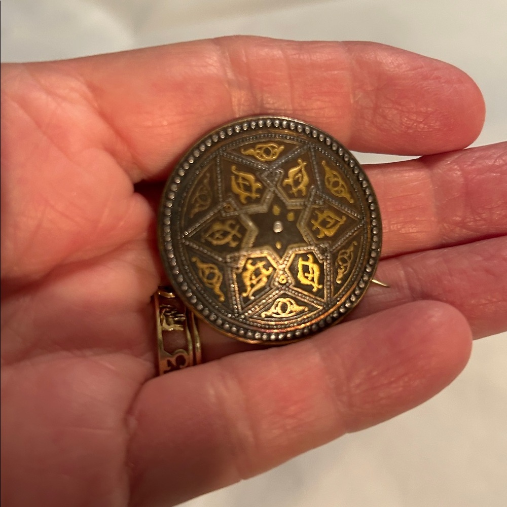 Very Old Rare Damascene Brooch
Signed Alvarez Toledo